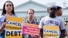 Sejumlah aktivis berkumpul untuk mendukung kebijakan pengampunan utang mahasiswa dalam aksi di depan Gedung Putih, Washington, DC, pada 25 Agustus 2022. (Foto: AFP/Stefani Reynolds)