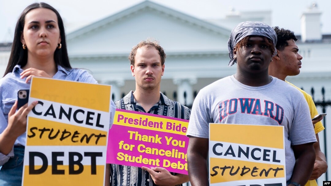 Sejumlah aktivis berkumpul untuk mendukung kebijakan pengampunan utang mahasiswa dalam aksi di depan Gedung Putih, Washington, DC, pada 25 Agustus 2022. (Foto: AFP/Stefani Reynolds)