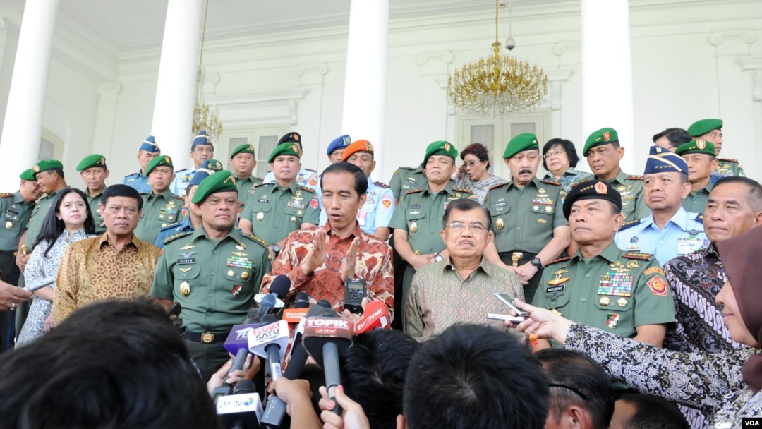 Presiden Jokowi dan Wapres Jusuf Kalla usai bertemu dengan jajaran petinggi TNI di Istana Bogor, Jumat (28/11) (VOA/Andylala)