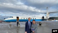 En esta imagen publicada por el Departamento de Estado, el representante especial para Irán, Brian Hook da la bienvenida al estudiante de posgrado de Princeton, Xijue Wang, a Suiza tras ser liberado por Irán en diciembre del 2019.