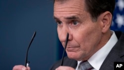 Juru bicara Dewan Keamanan Nasional AS John Kirby melepas kacamatanya setelah berbicara dalam konferensi pers di Gedung Putih, Washington, pada 23 Oktober 2024. (Foto: AP/Ben Curtis)