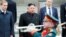 Chủ tịch Triều Tiên Kim Jong Un dự lễ chào đón khi tới ga tàu của thành phố cảng viễn đông Vladivostok của Nga hôm 24/4. Ông Kim sẽ có các cuộc thảo luận với Tổng thống Putin trong chuyến thăm này. 