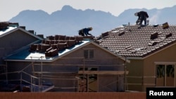 Techando casas en el valle de Las Vegas, Nevada, una de las ciudades estadounidenses donde más ha aumentado el precio de la vivienda.