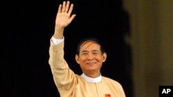 Ông Win Myint bên ngoài tòa nhà QH sau khi đắc cử tân tổng thống Myanmar