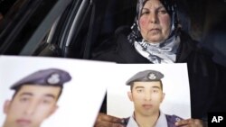 Perempuan Yordania membawa foto putranya, pilot Lt. Mu'ath al-Kaseasbeh, yang masih ditahan oleh kelompok militan ISIS (27/1).