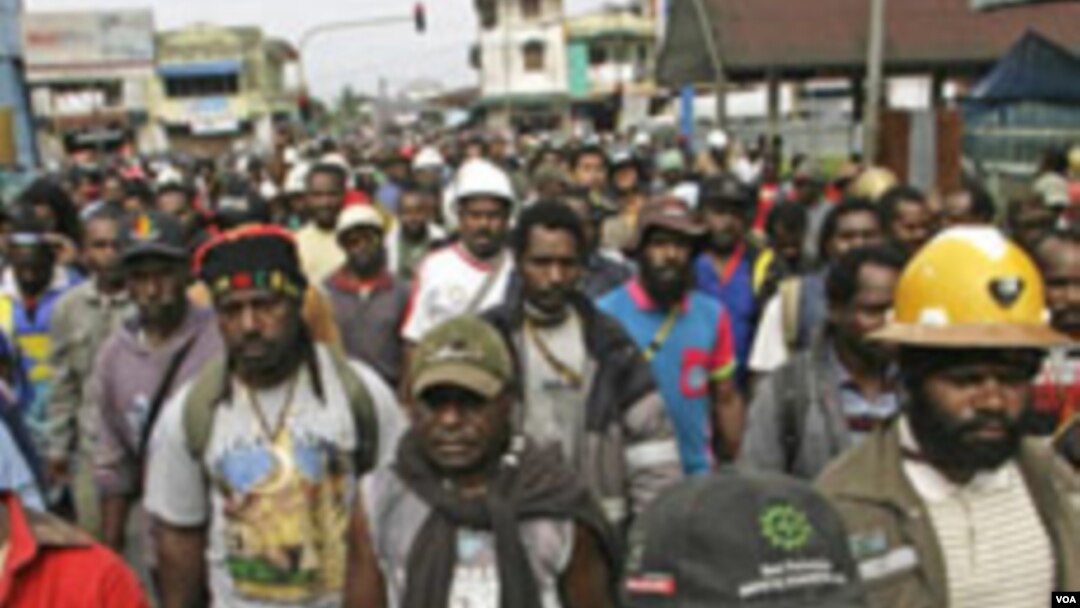 Para karyawan PT Freeport melakukan unjuk rasa menuntut kenaikan upah di Timika, Papua (10/10/2011). Freeport bekerja dengan Newmont Nusa Tenggara berencana membangun smelter (pabrik pemurnian mineral) di Gresik. 
