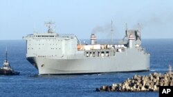 지난 7월 이탈리아 남부 지오이아타우로항에 도착한 미군 수송함 MV 케이프레이호. 케이프레이호는 지중해 공해상에서 시리아에서 반출한 화학무기를 해체하는 작업을 진행했다.