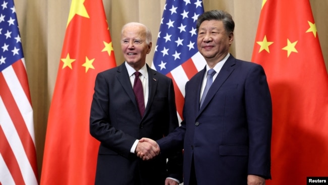 Presidenti Biden shtrëngon duart me Presidentin Xi (Peru, 16 nëntor 2024)