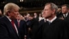 Le président américain Donald Trump (à g.) salue le président de la Cour suprême John Roberts lors d'une session conjointe du Congrès américain au Capitole à Washington, le 4 février 2020. (REUTERS/Leah Millis/POOL)