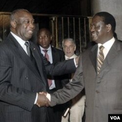 PM Kenya, Raila Odinga (kanan) saat bertemu Laurent Gbagbo di Abidjan, 17 Januari 2011. Odinga sedang mengusahakan pertemuan antara Gbagbo dan Ouattara.