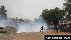 Des manifestations dans les rues de Lomé, au Togo, le 18 octobre 2017. (VOA/Kayi Lawson)