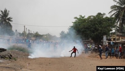 Des manifestations dans les rues de Lomé, au Togo, le 18 octobre 2017. (VOA/Kayi Lawson)