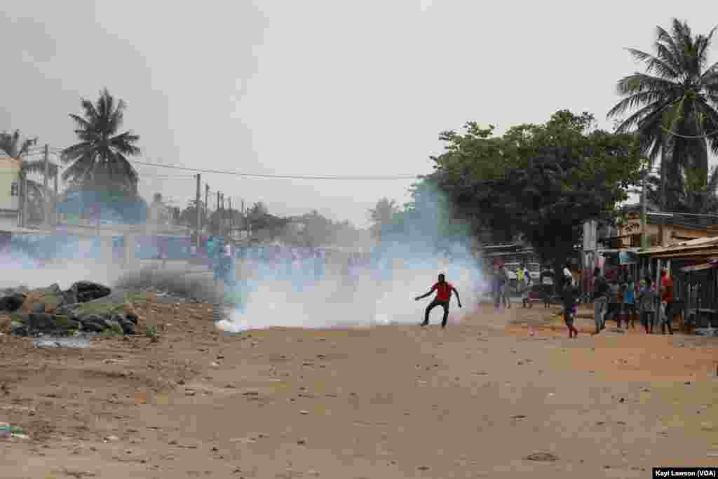 Des manifestations dans les rues de Lomé, au Togo, le 18 octobre 2017. (VOA/Kayi Lawson)