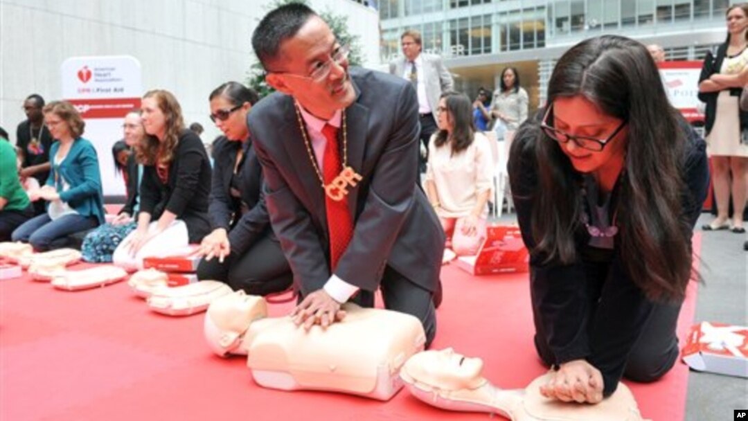 Pertolongan pertama yang berupa melakukan tindakan CPR (cardiopulmonary resuscitation) tidak sulit dipelajari. Banyak organisasi mengajarkan teknik CPR (foto: dok).