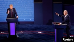 特朗普總統（左）和前副總統拜登進行首次辯論
