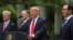TT Trump loan báo về quan hệ thương mại với Trung Quốc và Hong Kong tại Vườn Hồng, Tòa Bạch Ốc, bên cạnh Cố vấn An ninh Quốc gia Robert O'Brien, Ngoại trưởng Mike Pompeo và BT Tài chính Steve Mnuchin, ngày 29/5/2020. REUTERS/Jonathan Ernst