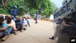 Polícia de guarda depois de algumas pessoas terem sido detidas durante protestos contra o aumento do preço do combustível e que aguardam audiência em tribunal em Harare. 16 Jan., 2019. 