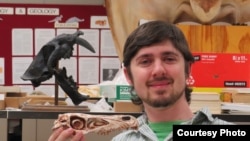 Steven E. Jasinski shows off the S. sullivani skull. (Photo courtesy University of Pennsylvania)