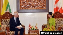 ကနေဒါနိုင်ငံခြားရေးဝန်ကြီး Stephane Dion နဲ့ မြန်မာနိုင်ငံခြားရေးဝန်ကြီး နိုင်ငံတော်အတိုင်ပင်ခံ ဒေါ်အောင်ဆန်းစုကြည် တွေ့ဆုံစဉ်။ (ဧပြီ-၂၀၁၆)
