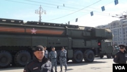 俄罗斯一直重视核武力量。2015年5月红场阅兵彩排时莫斯科街头的新式”雅尔斯”战略导弹。（美国之音白桦拍摄）