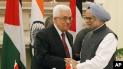 PM India Manmohan Singh (kanan) menerima kunjungan Presiden Palestina Mahmoud Abbas di New Delhi, India (11/9). 