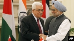 Thủ tướng Ấn Độ Manmohan Singh (phải) bắt tay Tổng thống Palestine Mahmoud Abbas sau khi ký kết các thỏa thuận tại New Delhi, Ấn Độ, 11/9/12