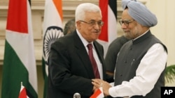 Indian Prime Minister Manmohan Singh, right, shakes hands with Palestinian President Mahmoud Abbas after the leaders signed agreements in New Delhi, India, Sept. 11, 2012.