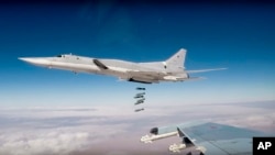 러시아 폭격기 Tu-22M3가 시리아 동부 데이르알조르 지역의 IS 세력을 목표로 폭탄을 투하하는 사진을 지난 26일 러시아 국방부가 공식 웹사이트에 공개했다. 