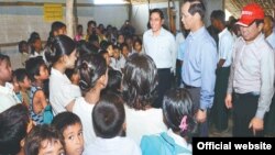 မြန်မာဒုသမ္မတ ဒေါက်တာ စိုင်းမောက်ခမ်း ရခိုင်ပြည်နယ် မြေပုံနဲ့ ပေါက်တောမြို့နယ်များအတွင်း ပြန်လည်ထူထောင်ရေး လုပ်ငန်းများ ကြည့်ရှုစစ်ဆေး (ဓာတ်ပုံ - နိုင်ငံတော်သမ္မတရုံးဝပ်ဆိုဒ်)