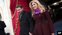 Singer Kelly Clarkson and Brandon Blackstock arrive on the West Front of the Capitol in Washington, Jan. 21, 2013, for the President Barack Obama's ceremonial swearing-in ceremony.