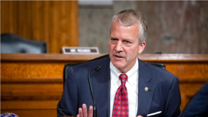 Senatori republikan nga Alaska, Dan Sullivan, gjatë një seance dëgjimore në Kongresin amerikan më 7 maj 2020.