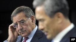 U.S. Defense Secretary Leon Panetta (l) and South Korean Defense Minister Kim Kwanijin during a joint news conference at the Pentagon, Oct. 24, 2012. 