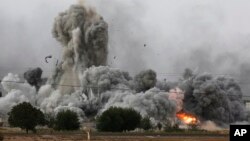 دود غلیظ ناشی از حملات هوایی ائتلاف به رهبری آمریکا علیه مواضع گروه موسوم به دولت اسلامی در اطراف شهر کوبانی در سوریه – ۲۰ مهر ۱۳۹۳ 