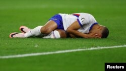 El astro francés Kylian Mbappé permanece tendido en el suelo tras sufrir un fuerte golpe en la nariz en el partido Francia contra Austria de la Euro 2024 en Dusseldorf, Alemania, el 17 de junio de 2024.