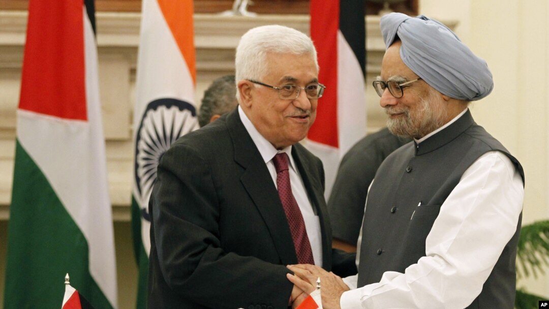 Thủ tướng Ấn Độ Manmohan Singh, phải, bắt tay với Tổng thống Palestine Mahmoud Abbas sau khi các nhà lãnh đạo ký kết thỏa thuận tại New Delhi, Ấn Độ, 11/9/2012