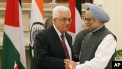 Thủ tướng Ấn Độ Manmohan Singh, phải, bắt tay với Tổng thống Palestine Mahmoud Abbas sau khi các nhà lãnh đạo ký kết thỏa thuận tại New Delhi, Ấn Độ, 11/9/2012