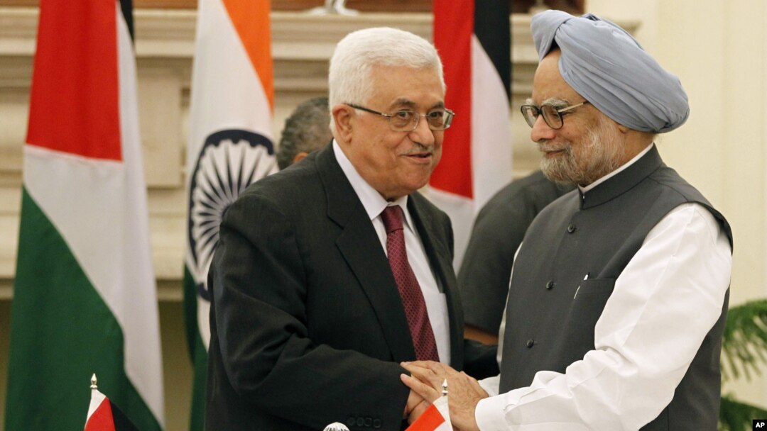 PM India Manmohan Singh (kanan) menerima kunjungan Presiden Palestina Mahmoud Abbas di New Delhi, India (11/9). 