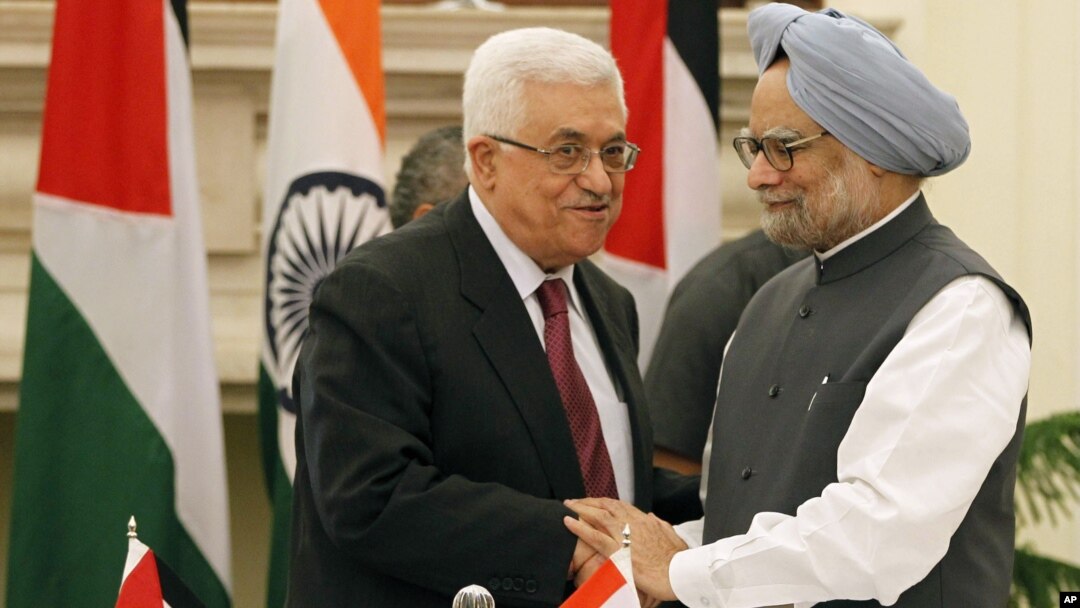 Thủ tướng Ấn Độ Manmohan Singh (phải) bắt tay Tổng thống Palestine Mahmoud Abbas sau khi ký kết các thỏa thuận tại New Delhi, Ấn Độ, 11/9/12