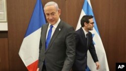 El primer ministro israelí, Benjamin Netanyahu, a la izquierda, y el ministro de Exteriores de Francia, Stéphane Sejourne, antes del inicio de su reunión en Jerusalén el 5 de febrero de 2024.