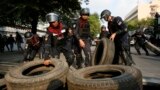 Поліція розбирає шини у Бангкоку.<br />
<br />
Влада Таїланду намагається повернути собі контроль над ділянками міста, які протягом 3-х місяців перебували під контролем опозиції.