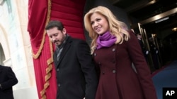 Singer Kelly Clarkson and Brandon Blackstock arrive on the West Front of the Capitol in Washington, Jan. 21, 2013, for the President Barack Obama's ceremonial swearing-in ceremony.