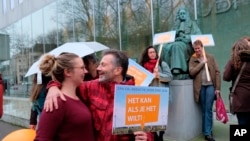 Para aktivis iklim di luar Mahkamah Agung di Den Haag, Belanda, 20 Desember 2019. 