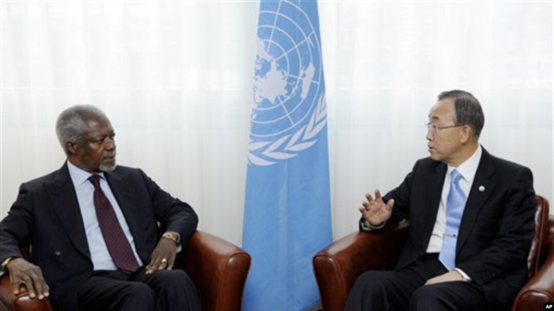 Utusan PBB-Liga Arab untuk perdamaian Suriah, Kofi Annan (kiri) berbincang dengan Sekjen PBB Ban Ki-moon mengenai situasi di Suriah (14/4).