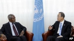 Utusan PBB-Liga Arab untuk perdamaian Suriah, Kofi Annan berbincang dengan Sekjen PBB Ban Ki-moon mengenai perkembangan di Suriah (14/4).