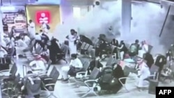 资料照片：这张截图来自沙特领导的联军2026年10月15日在利雅得举行的一场新闻发布会上所播放的监控视频，画面显示了联军所称的胡塞武装2026年10月7日对艾卜哈国际机场发起的袭击。