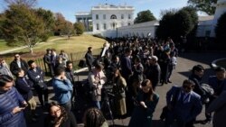 资料照片：美国总统乔·拜登在白宫椭圆形办公室会见当选总统唐纳德·特朗普，各大媒体记者在白宫西翼外等候。(2024年11月13日)