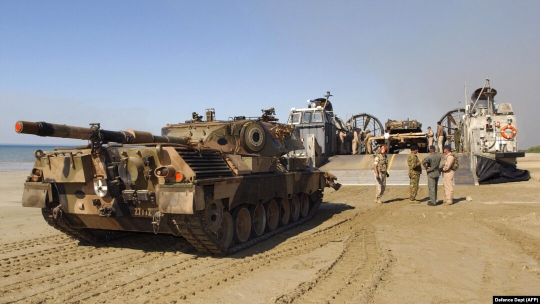 Tank Brigade Pertama menaiki hovercraft Amerika untuk diangkut ke USS Boxer yang berlabuh di lepas pantai Darwin, menjelang Latihan Talisman Sabre. (Foto: AFP/Departemen Pertahanan)