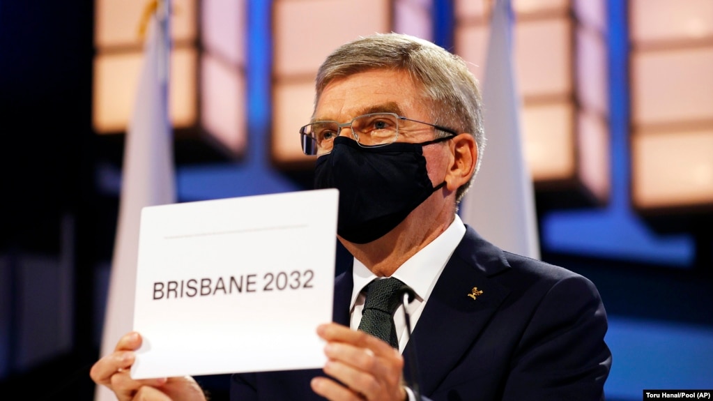 Le président du Comité international olympique, Thomas Bach, annonce que Brisbane sera la ville hôte des Jeux olympiques d'été de 2032 lors de la 138e Session du CIO à l'hôtel Okura à Tokyo, mercredi 21 juillet 2021. 