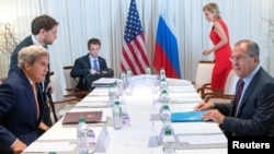 FILE - U.S. Secretary of State John Kerry (L) and Russian Foreign Minister Sergei Lavrov (R) during a bilateral meeting focused on the Syrian crisis in Geneva, Switzerland, August 26, 2016.