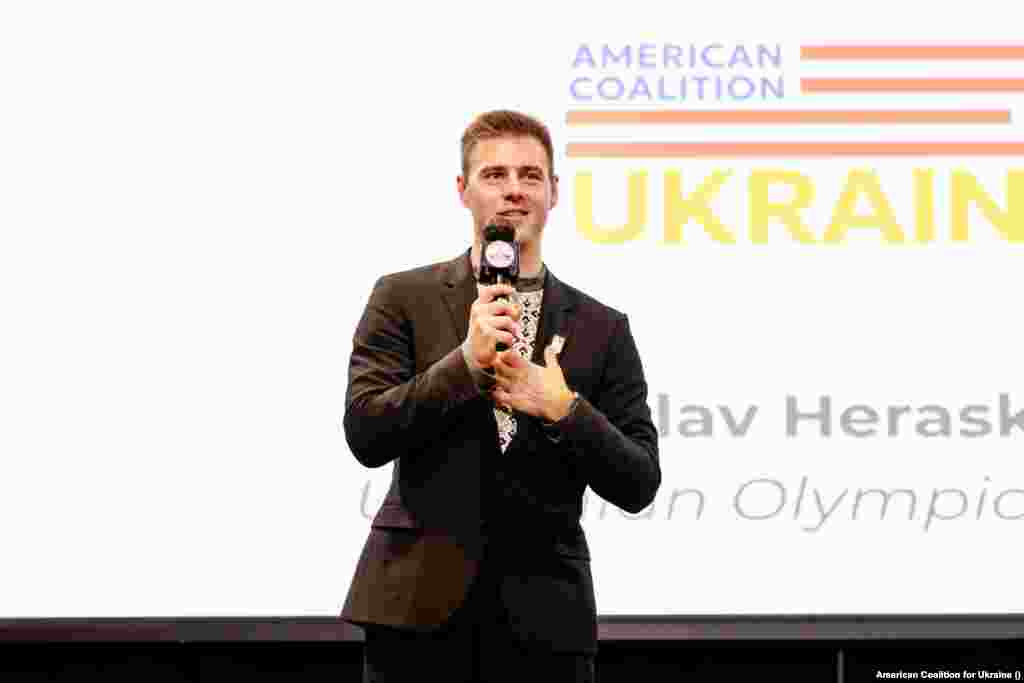 У Вашингтоні триває Саміт Української дії. Серед учасників – Владислав Гераскевич, український скелетоніст та олімпієць. У 2026 році на Олімпійських іграх в Італії він з’явився у «шоломі пам’яті» – з портретами 22 українських спортсменів, які загинули внаслідок російської агресії. Після відмови зняти шолом Гераскевича дискваліфікували.